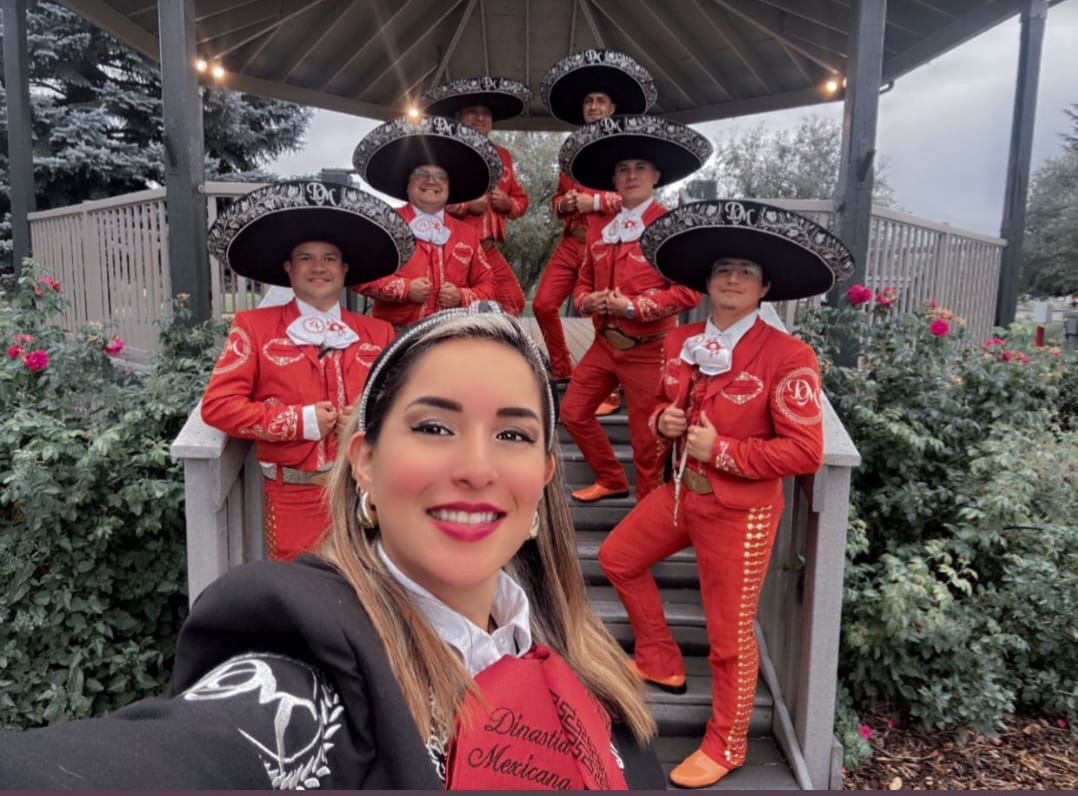 Mariachi Dinastía Mexicana selfie de grupo